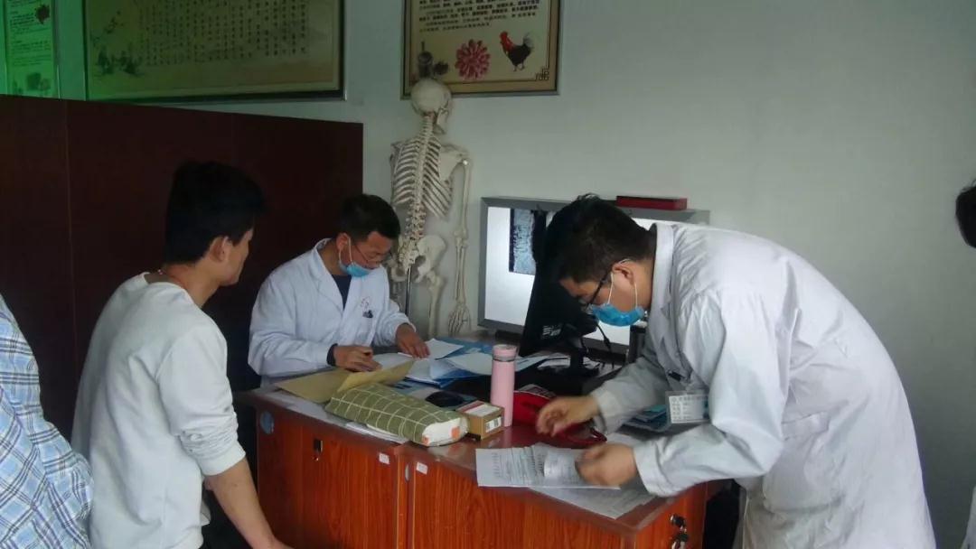 “医者有仁心，慈悲济世人”